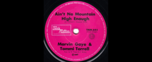 Nahaufnahme eines Vinyl-Schallplattenlabels für „Ain’t No Mountain High Enough“ von Marvin Gaye und Tammi Terrell unter dem Label Tamla Motown, Katalognummer TMM.645, erschienen 1967. Ein Klassiker, der wie ein Gospelchor klingt, der zeitlose Liebe und Einheit widerspiegelt.