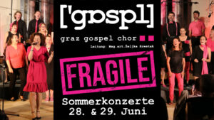 Auf der Bühne tritt ein in Schwarz und Rosa gekleideter Chor auf. Text lautet: „Graz Gospel Chor, Leitung: Mag.art. Željka Hrgetić. Fragile Sommerkonzerte 28. & 29. Juni.